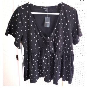 Torrid Short Sleeve Top Sz 00 M L Black White Empire Waist Babydoll V Neck Tie